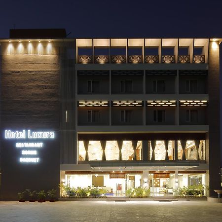 Hotel Luxura Godhra Esterno foto