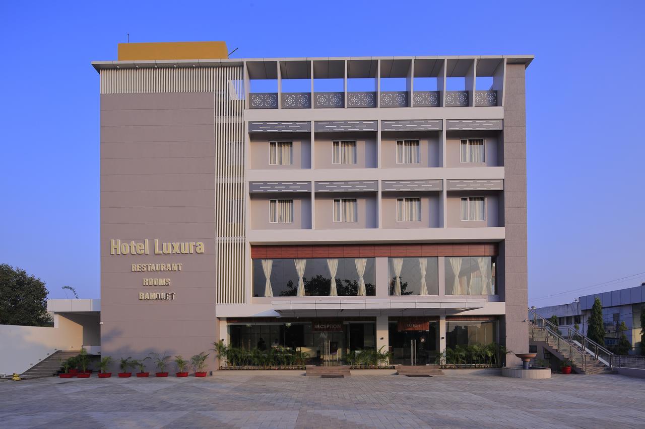 Hotel Luxura Godhra Esterno foto
