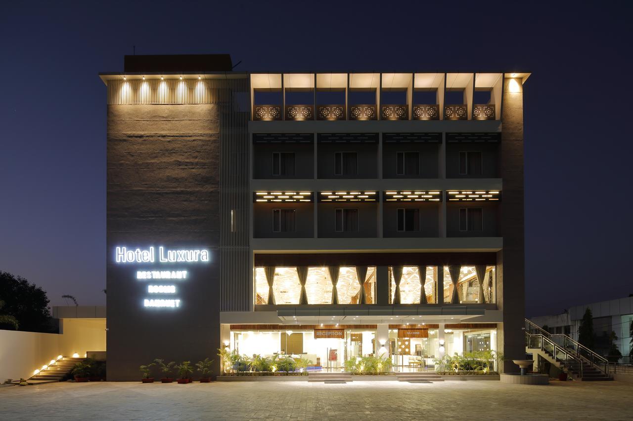 Hotel Luxura Godhra Esterno foto