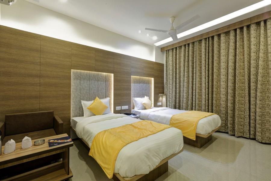 Hotel Luxura Godhra Esterno foto