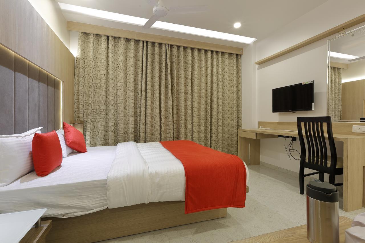 Hotel Luxura Godhra Esterno foto