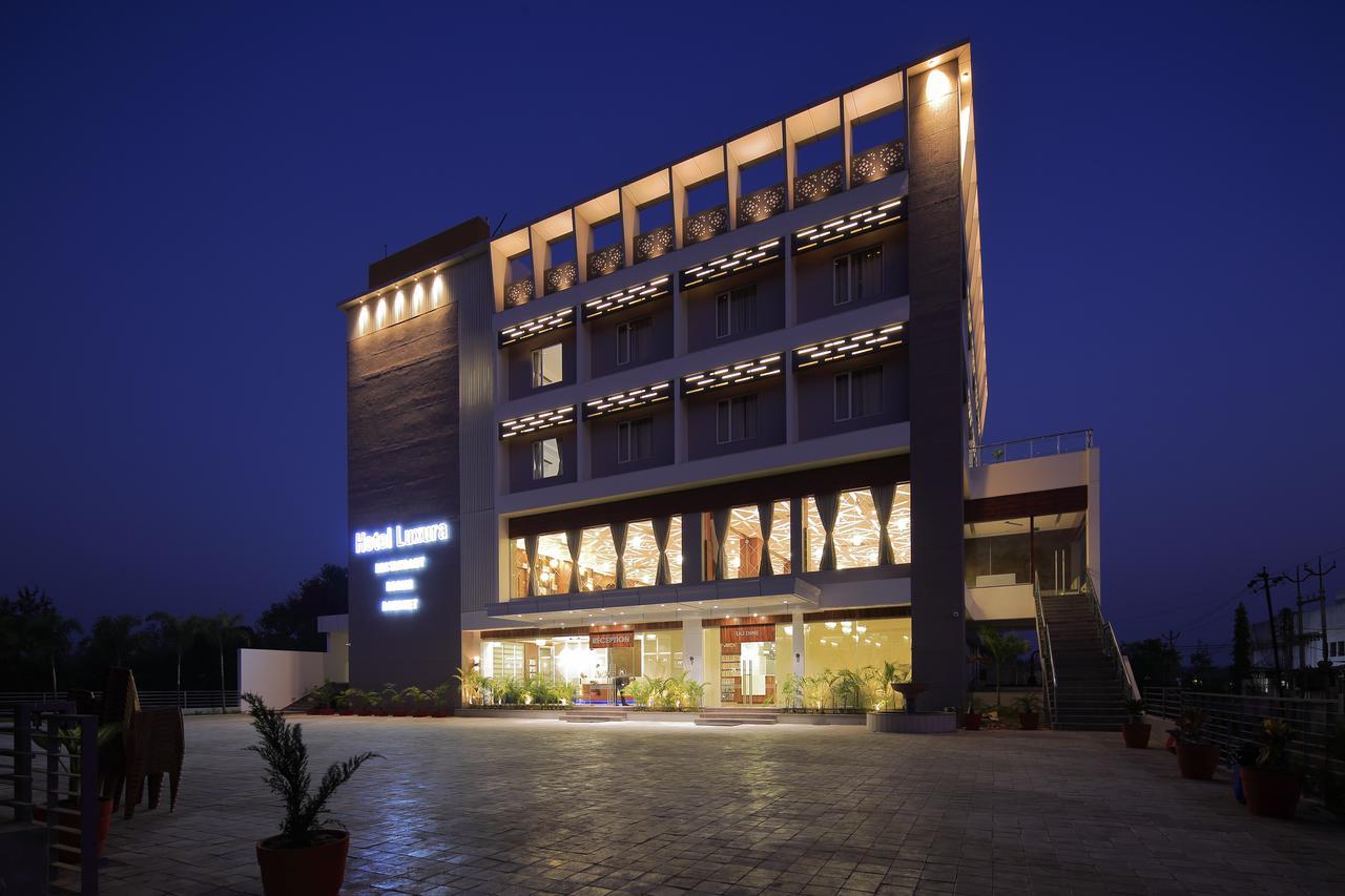 Hotel Luxura Godhra Esterno foto
