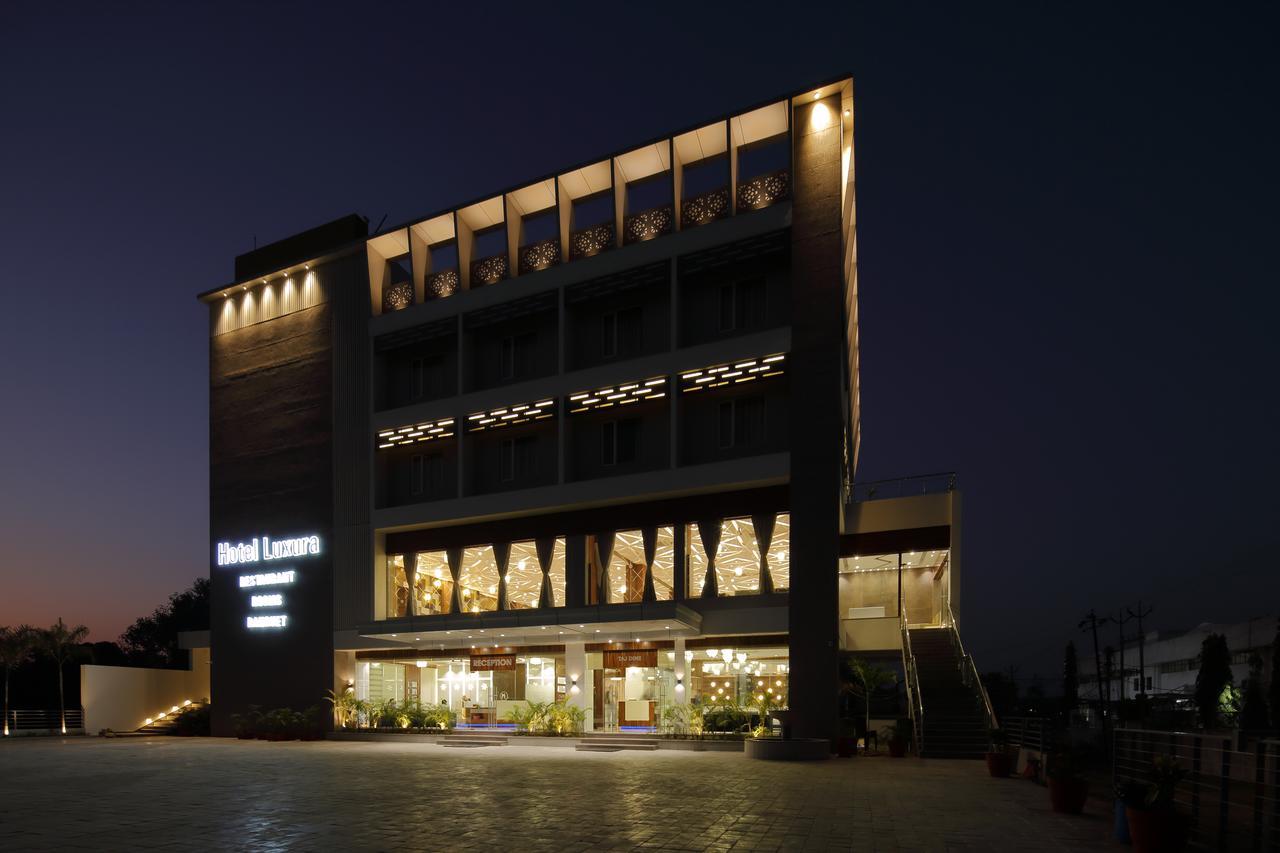 Hotel Luxura Godhra Esterno foto