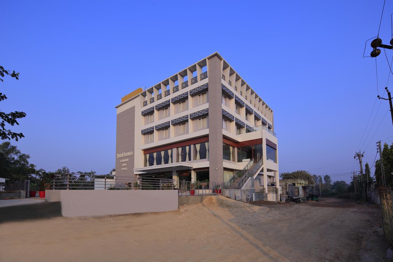 Hotel Luxura Godhra Esterno foto