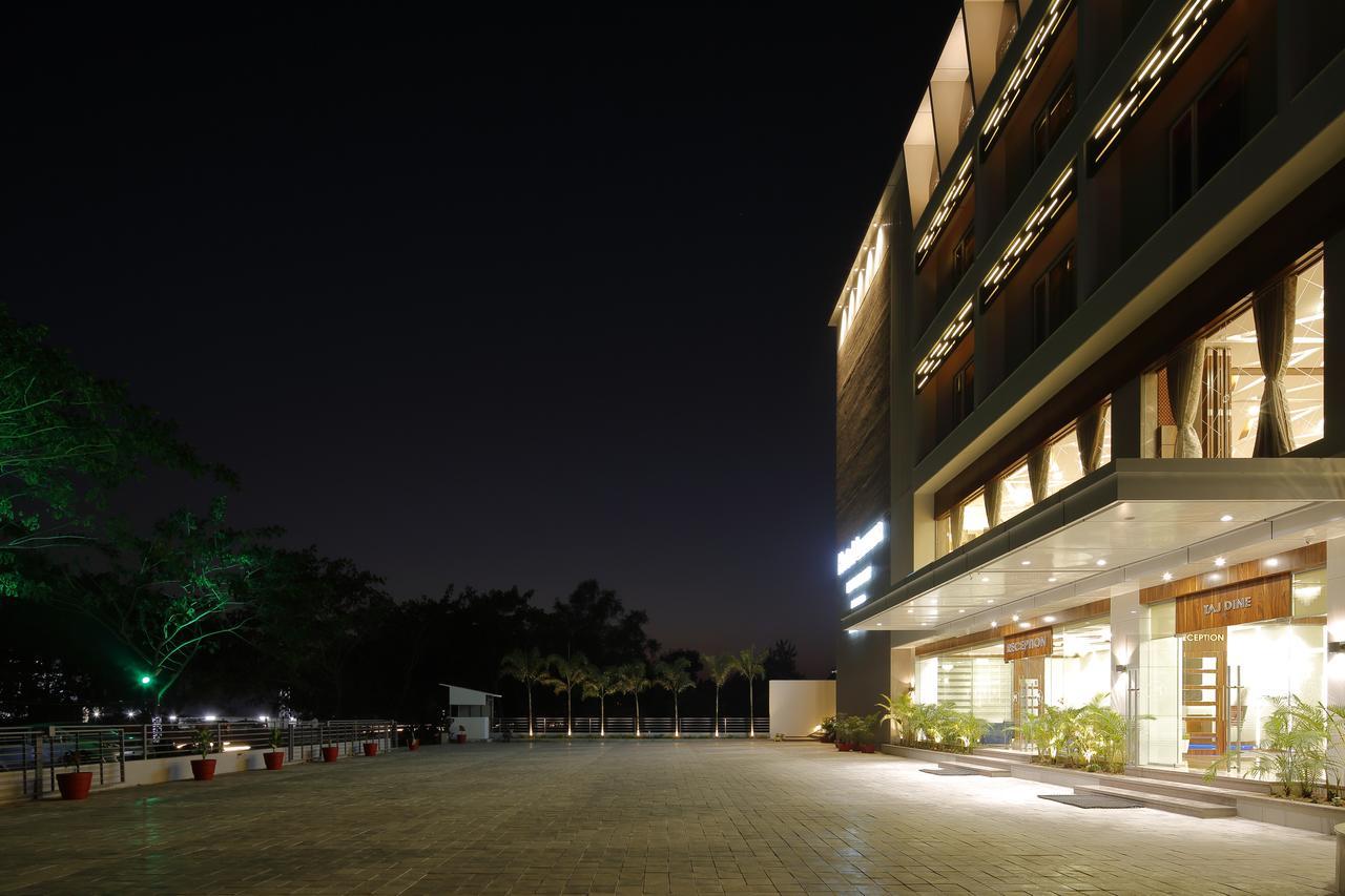Hotel Luxura Godhra Esterno foto
