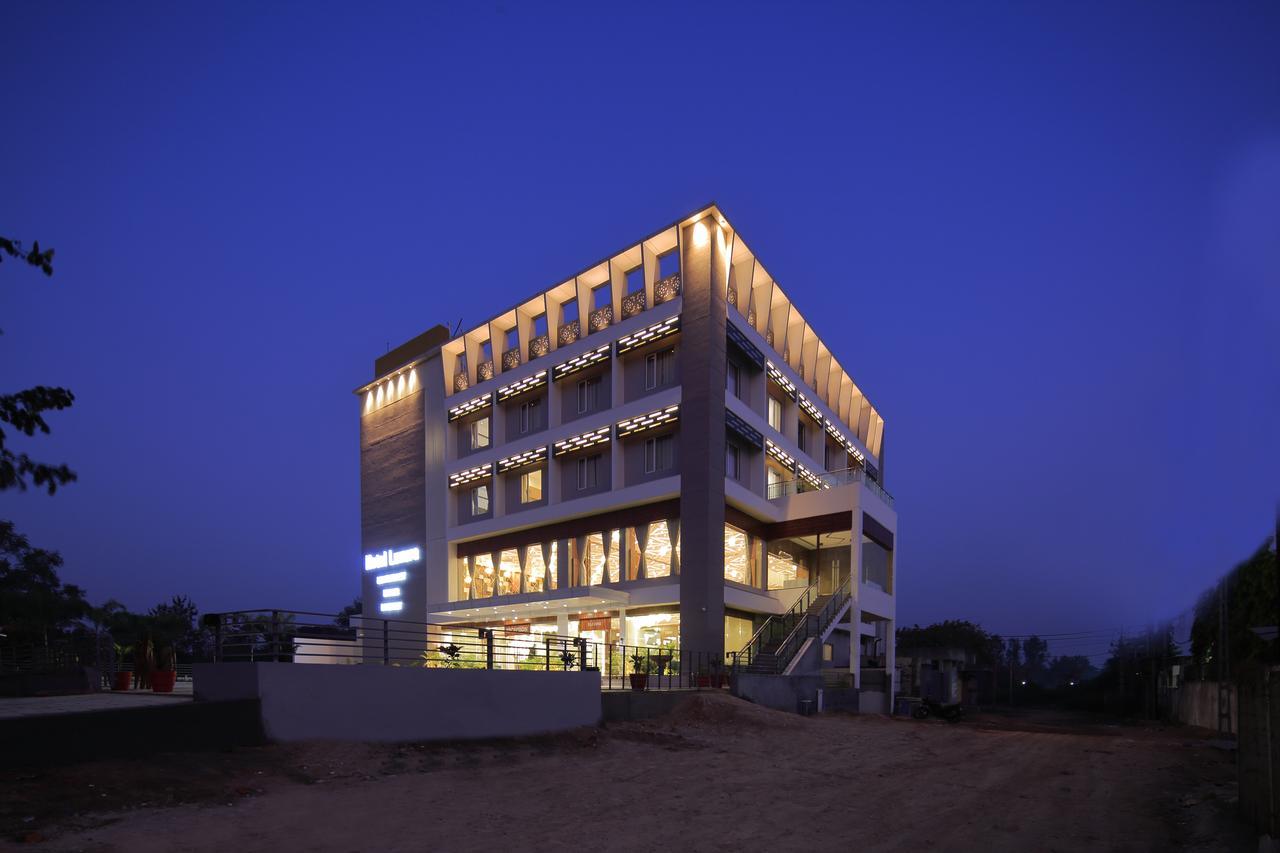 Hotel Luxura Godhra Esterno foto