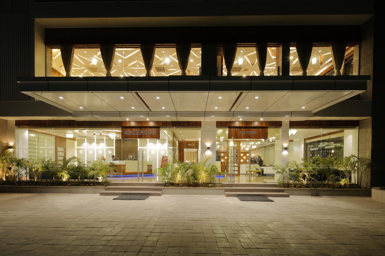 Hotel Luxura Godhra Esterno foto